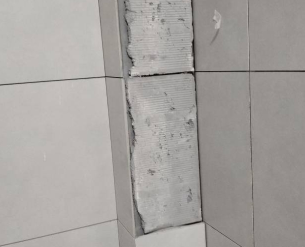 汾西瓷砖空鼓维修公司分享下瓷砖施工前基层浇水润湿程度不足，可能导致以下问题