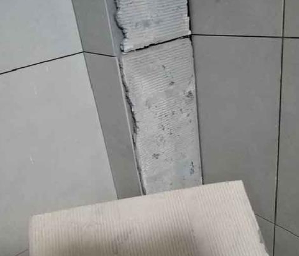 汾西瓷砖空鼓维修公司分享下厨房瓷砖脱落的补救措施。
